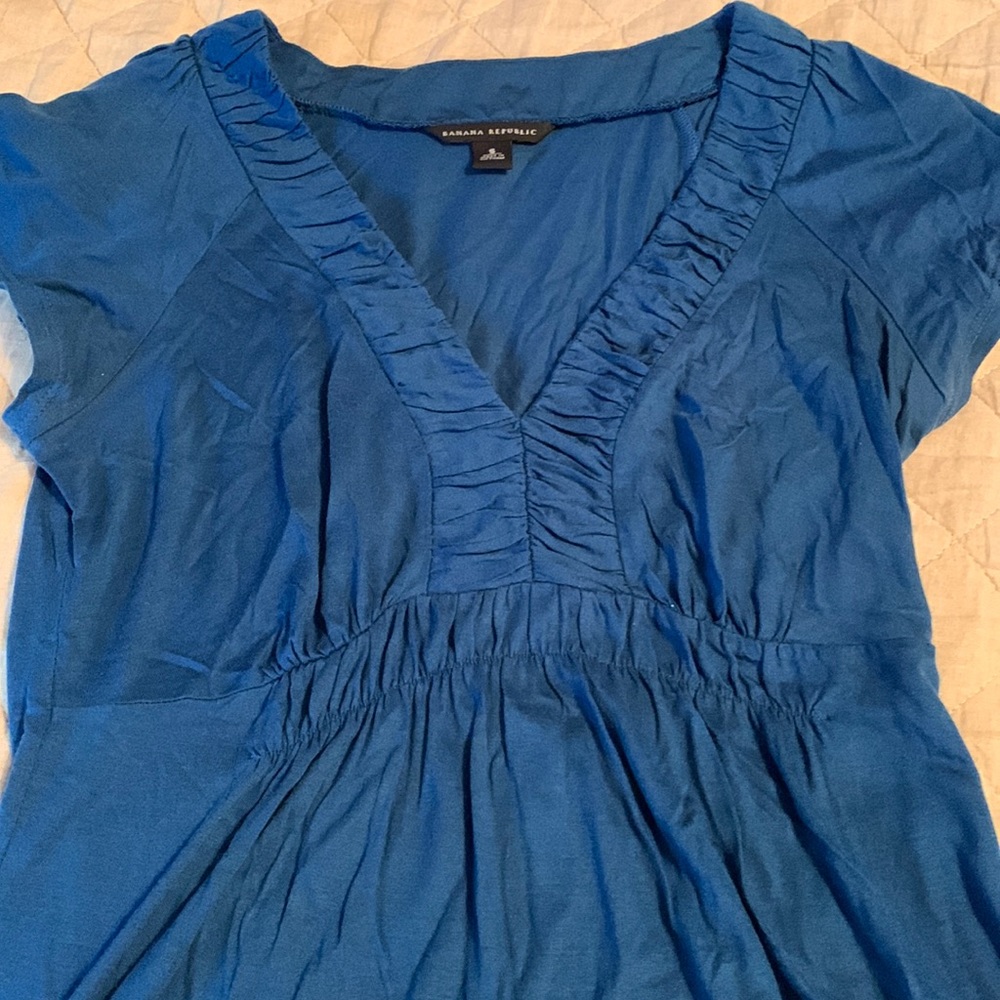 Banana Republic S short flutter sleeve top, blue, with gathering at v-neck